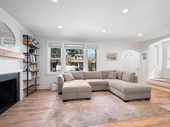 2nd image of 3011 W Jarvis Ave