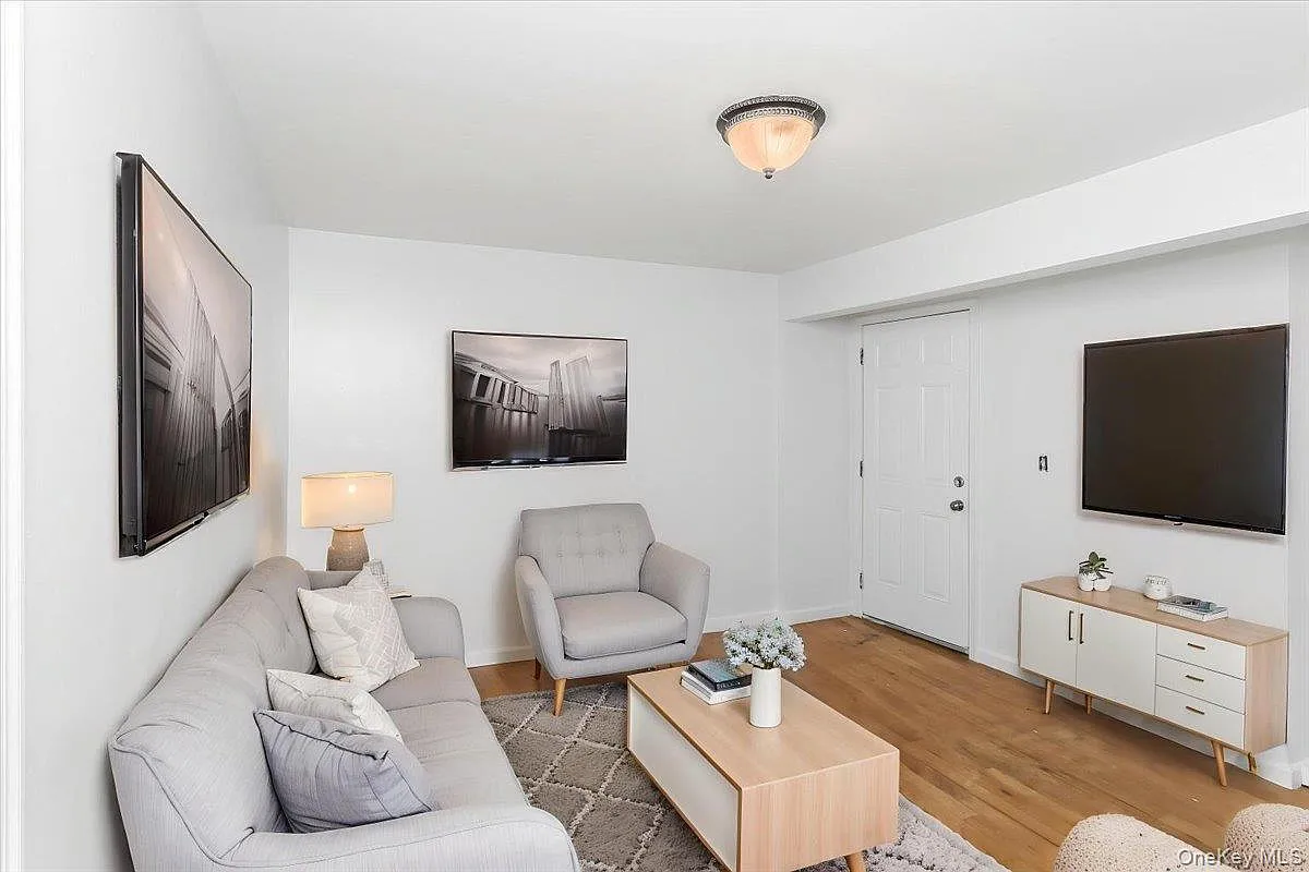2 bed, 1.0 bath, 800 sqft, $2,950 — Photo 1