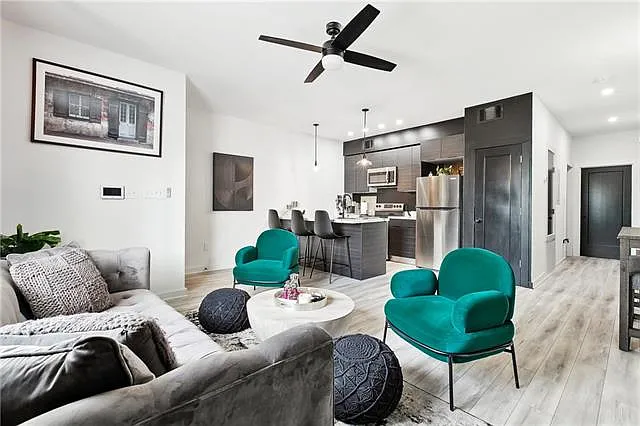 2 bed, 1.0 bath, 900 sqft, $2,000 — Photo 4