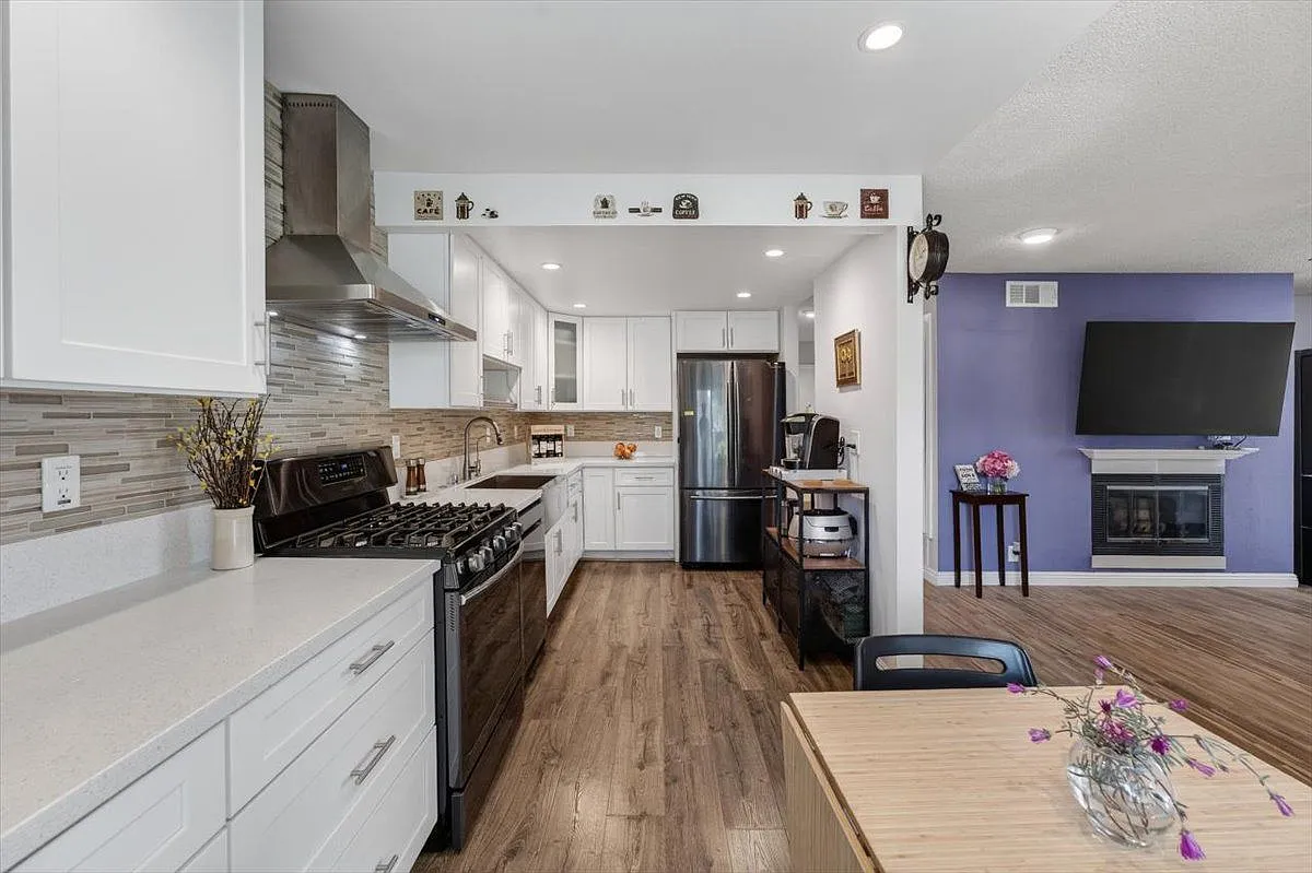 2 bed, 2.0 bath, 961 sqft, $2,800 — Photo 2