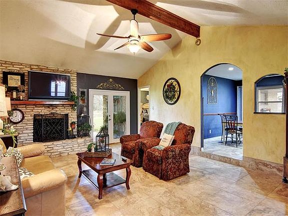 3rd image of 714 Shady Hollow Dr
