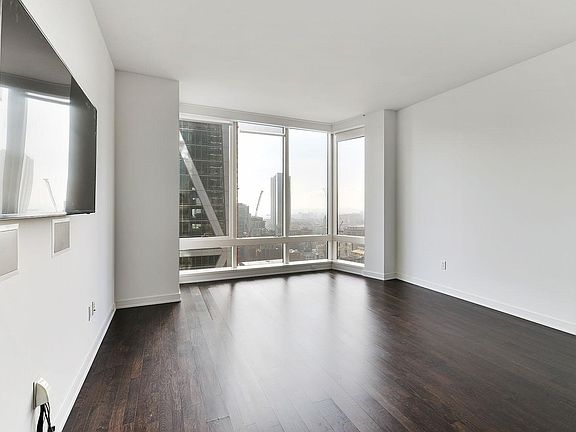 5th image of 301 Mission St APT 31D
