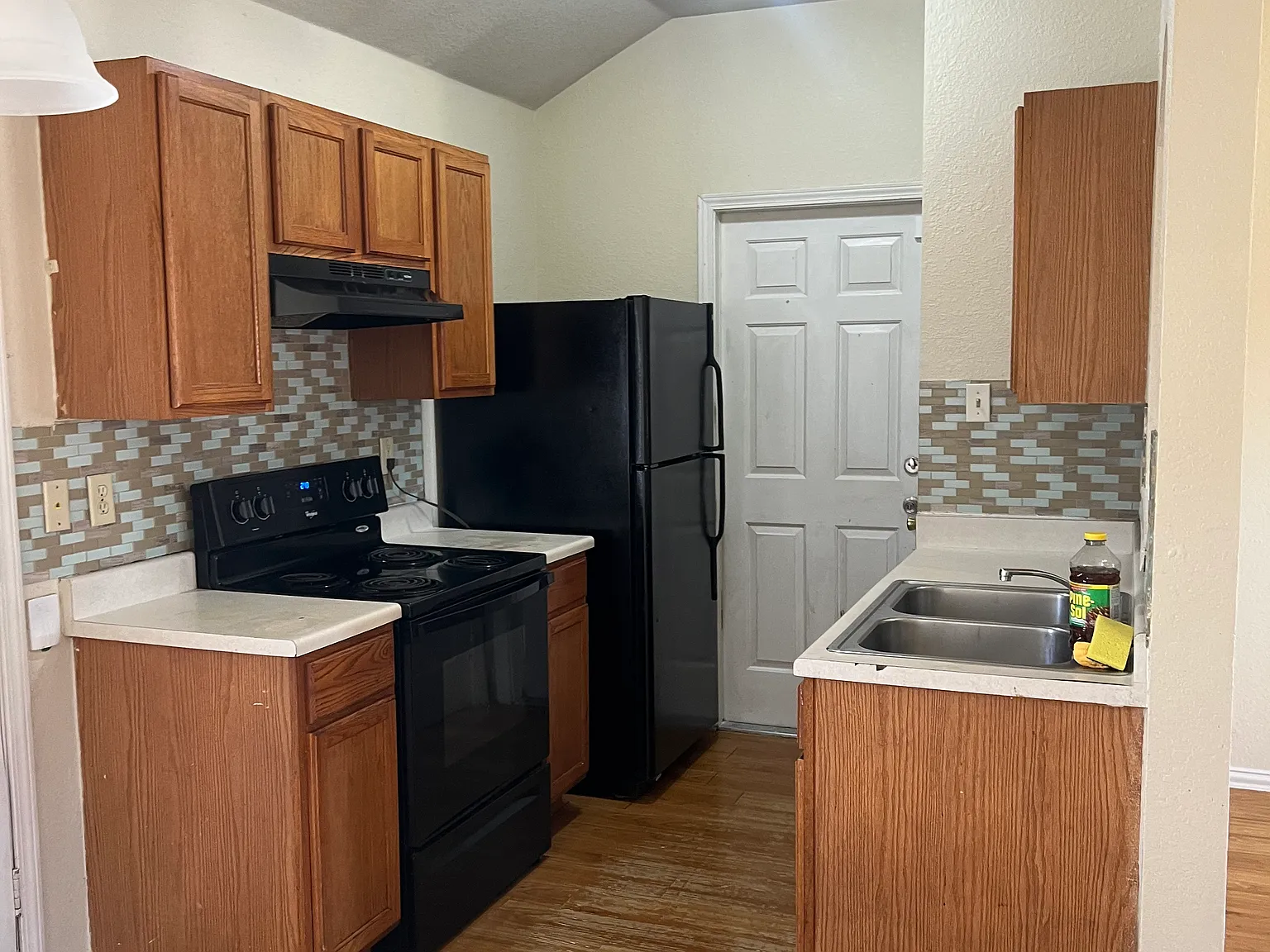 3 bed, 1100 sqft, $1,600 — Photo 3