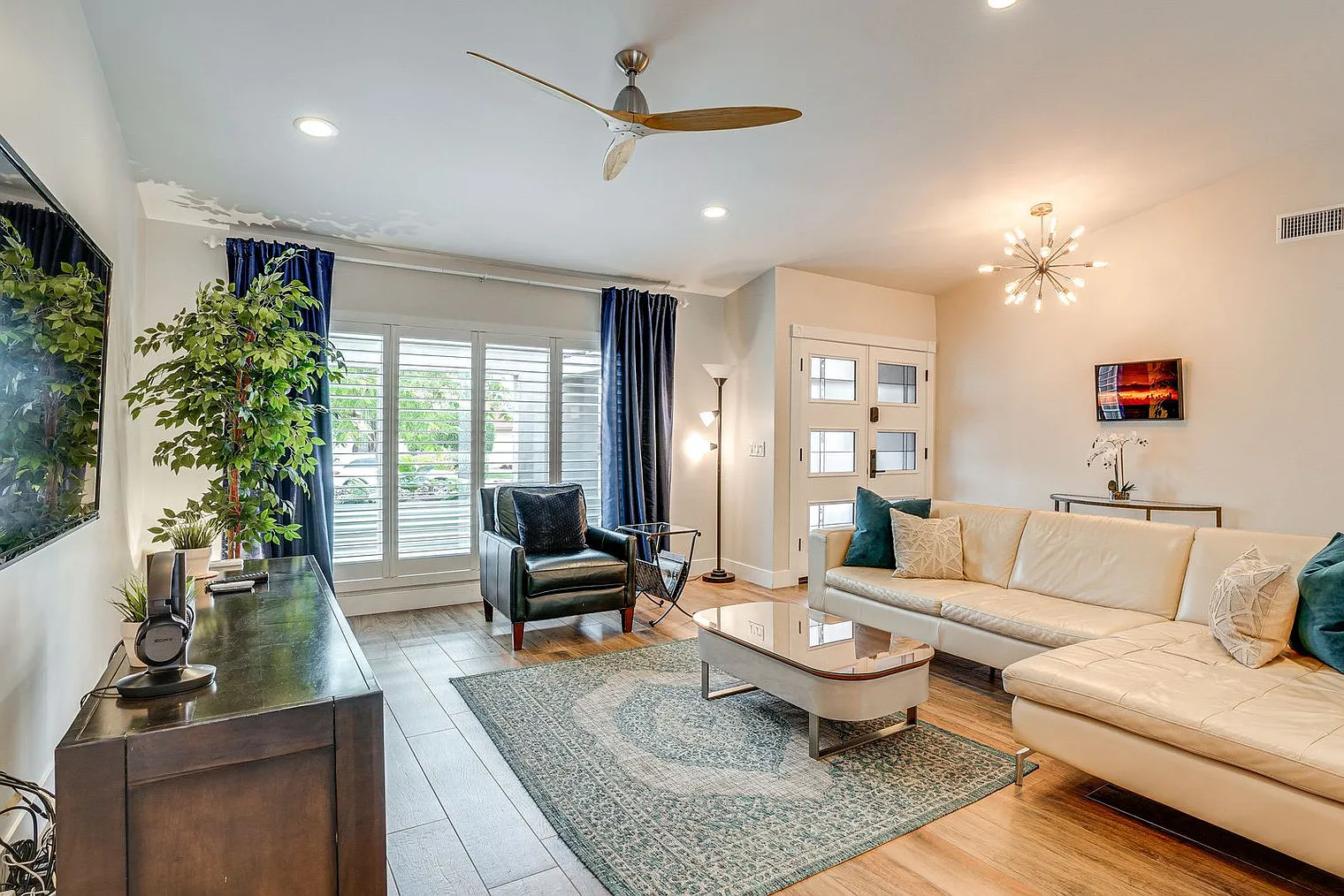 3 bed, 2.0 bath, 2292 sqft, $5,386 — Photo 2