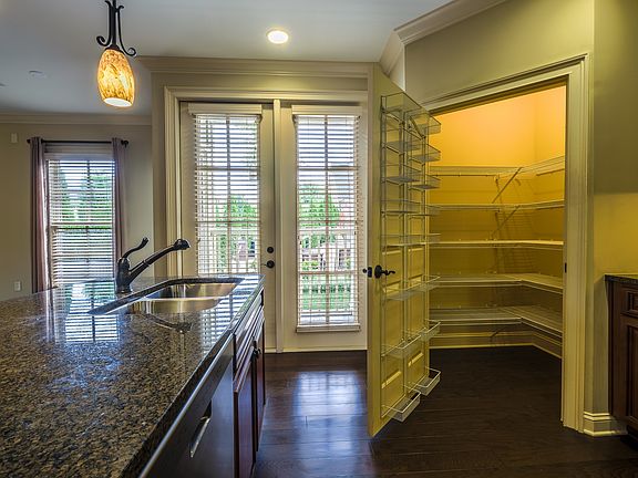 5th image of 511 Grant Park Ct