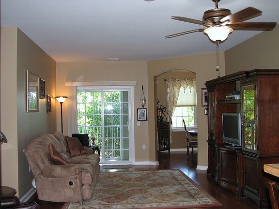 As you Enter this Condo you'll be impressed by the Open floorplan, just great for entertaining. Noti