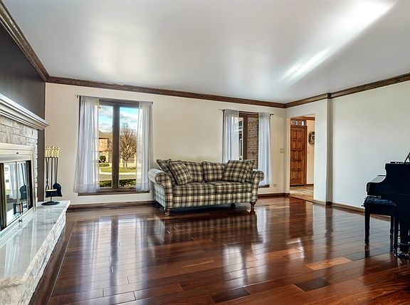 2nd image of 2215 E Amhurst Ct