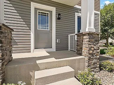 Like NEW 3 Bedroom Home for Immediate Occupancy!! — Photo 2