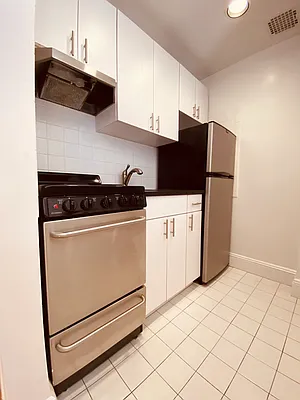 Rented by Metropolis Real Estate of Manhattan | media 14