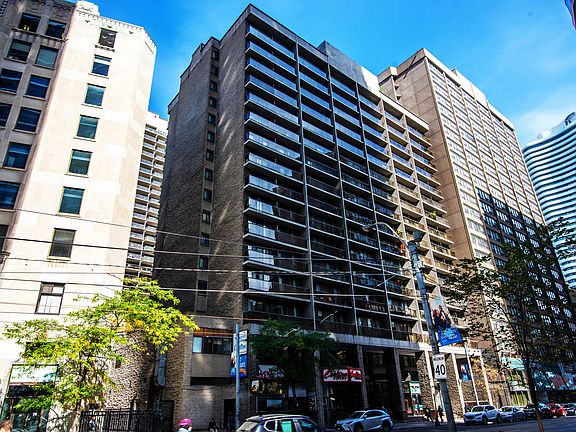 3rd image of 20 Carlton St #9071