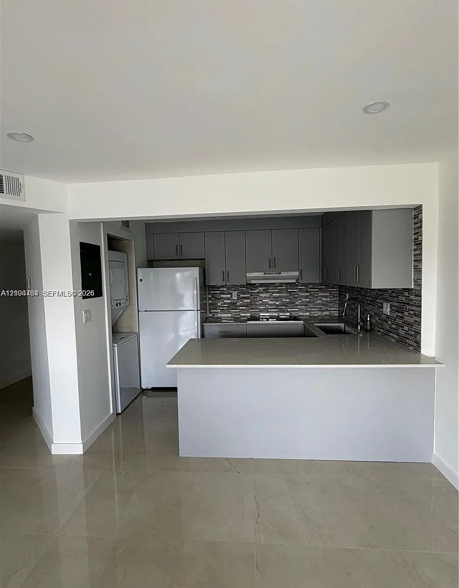 Versailles Plaza Condo — Photo 3