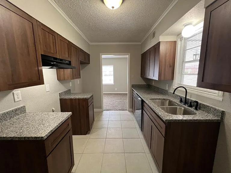 856 Hackberry Ln — Photo 8