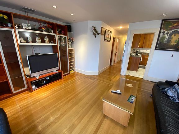 3rd image of 435 Irvington St