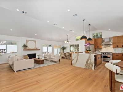 224 N Bundy Dr, Los Angeles, CA, 90049