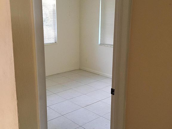 5th image of 241 Jasmine St