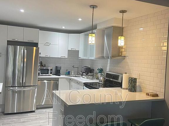 3rd image of 2900 NE 30th St APT 2I