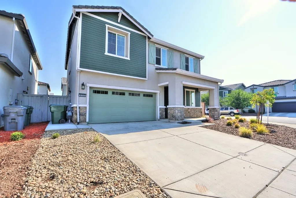 4 bed, 2213 sqft, $3,550 — Photo 2