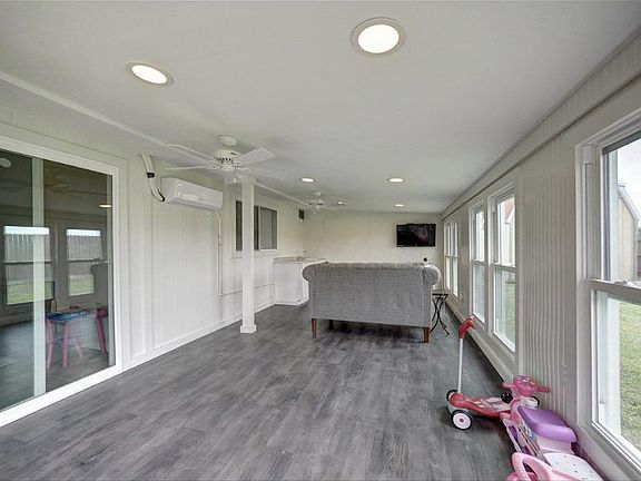 3rd image of 2020 Cottonwood Dr