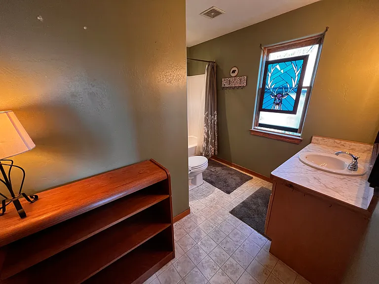 Guest and bedroom 2 full bath