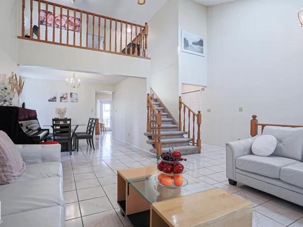 2433 89th St NW, Edmonton, AB T6K 2Y8