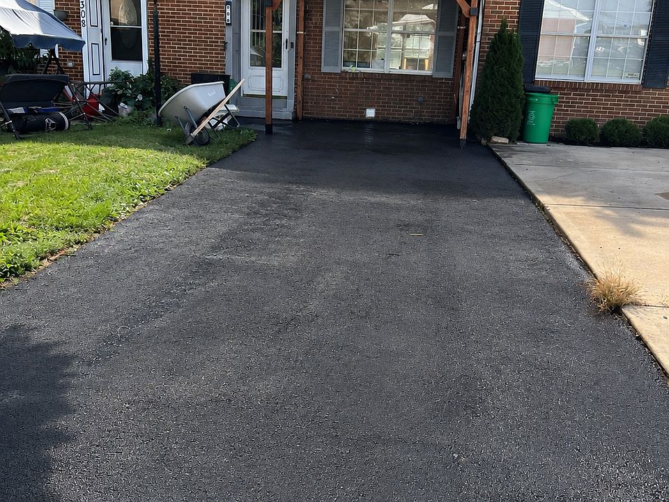 Freshly seal coated drive way fits 2 cars off the street