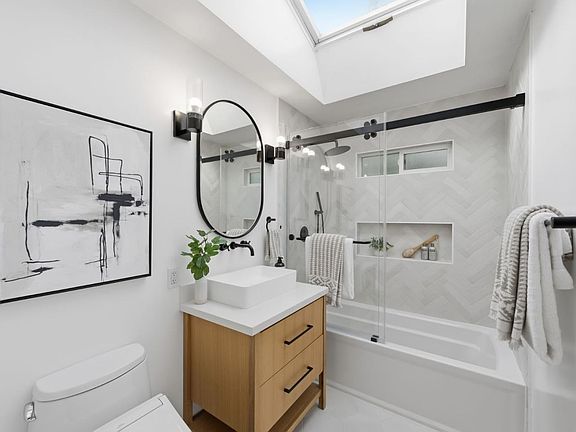 3rd image of 1005 Hall St