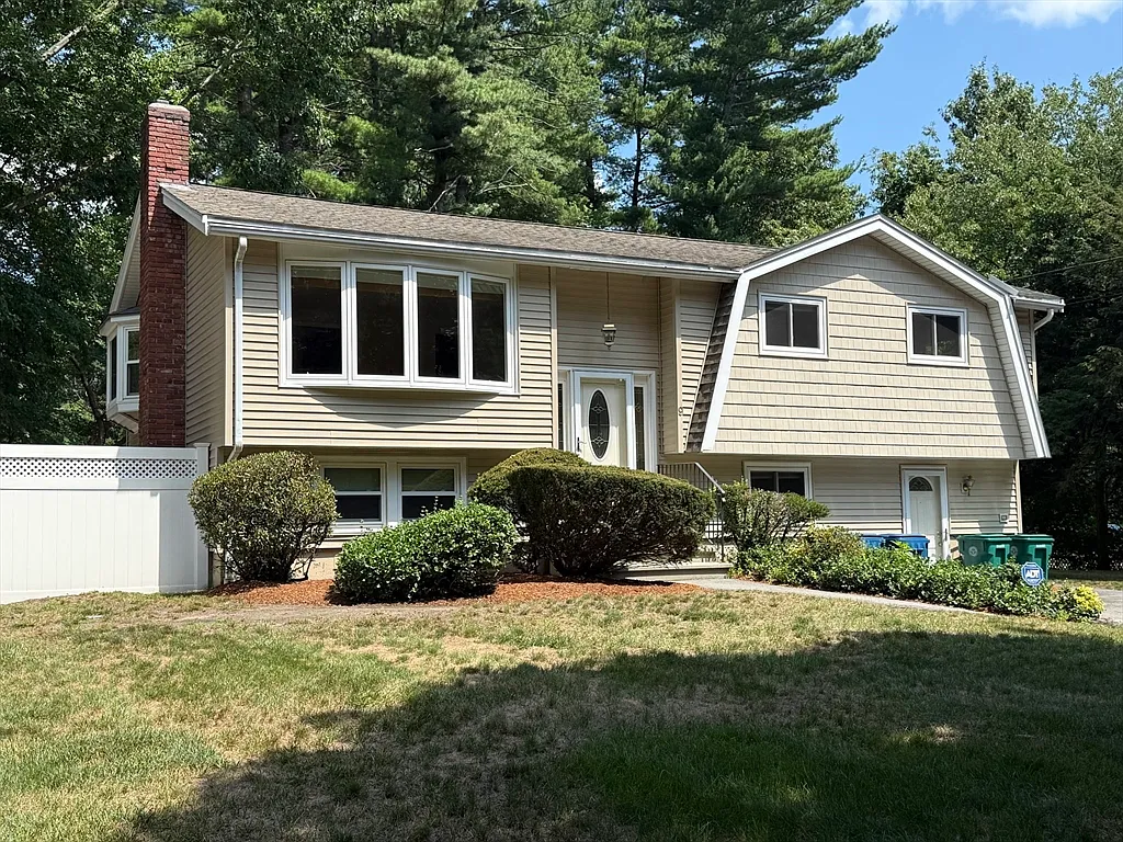 4 bed, 2.0 bath, 2002 sqft, $4,200 — Photo 2