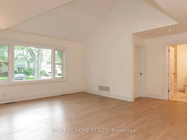 1627 Glenburnie Rd — Photo 5