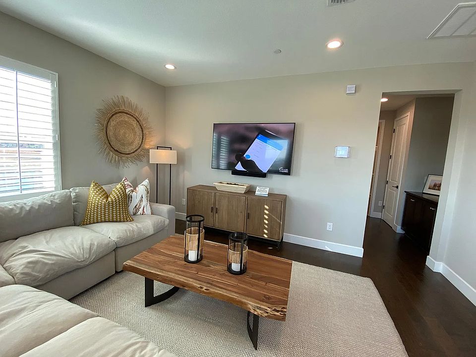 2nd image of 476 E Sorrel Pl