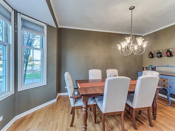 5th image of 204 E Maplewood Dr