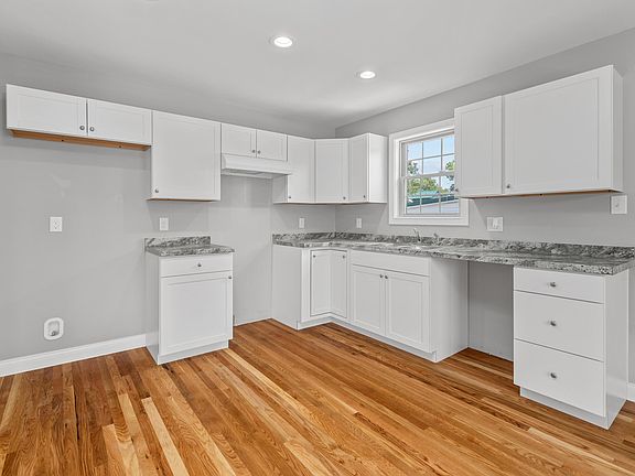 5th image of 231 E Oak St