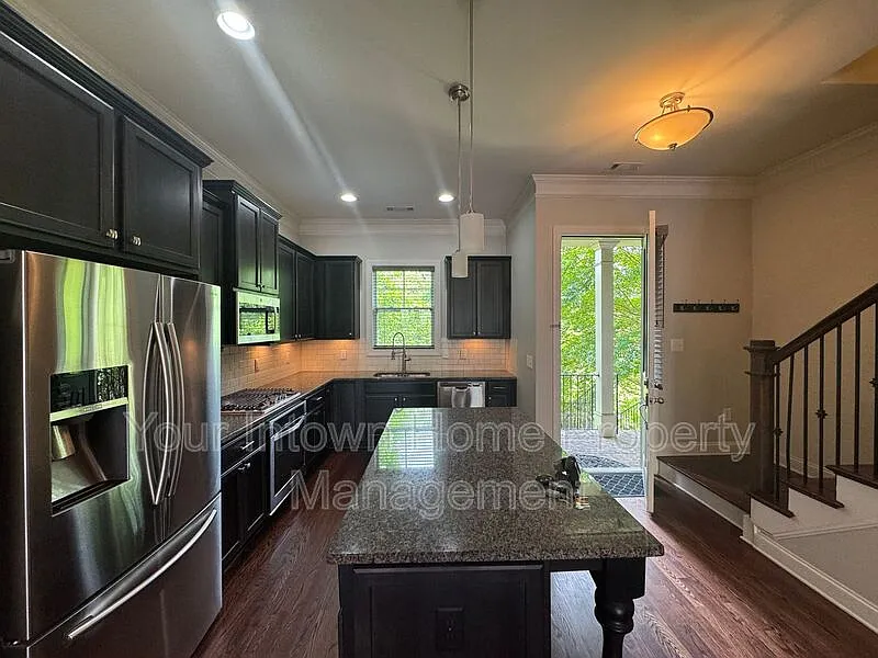 3 bed, 3.5 bath, 2000 sqft, $3,300 — Photo 4