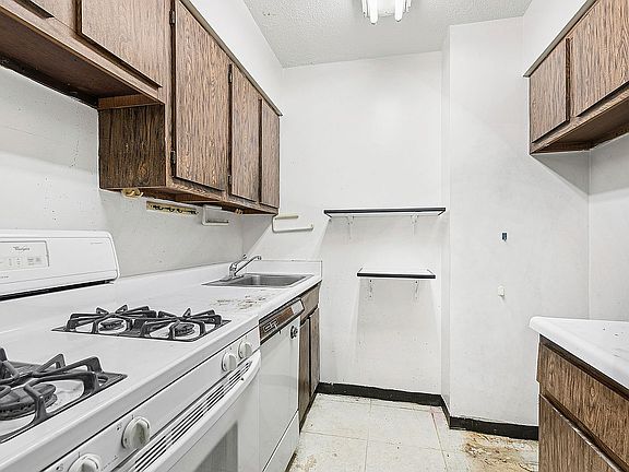3rd image of 301 E 45th St APT 8A