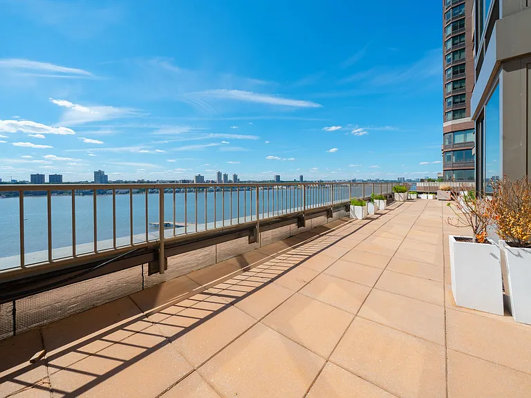160 Riverside Blvd #18A — Photo 3