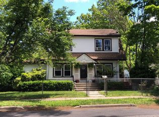 18 Hotchkiss Pl, Freeport, NY 11520