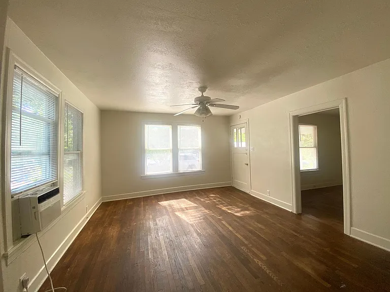 4910 Avenue H — Photo 8