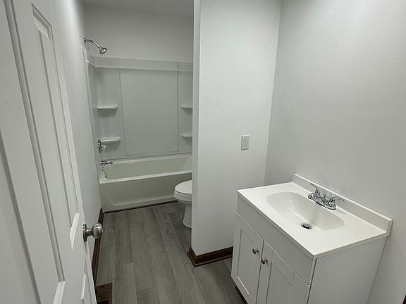 5th image of 802 Jackson Ave N #812