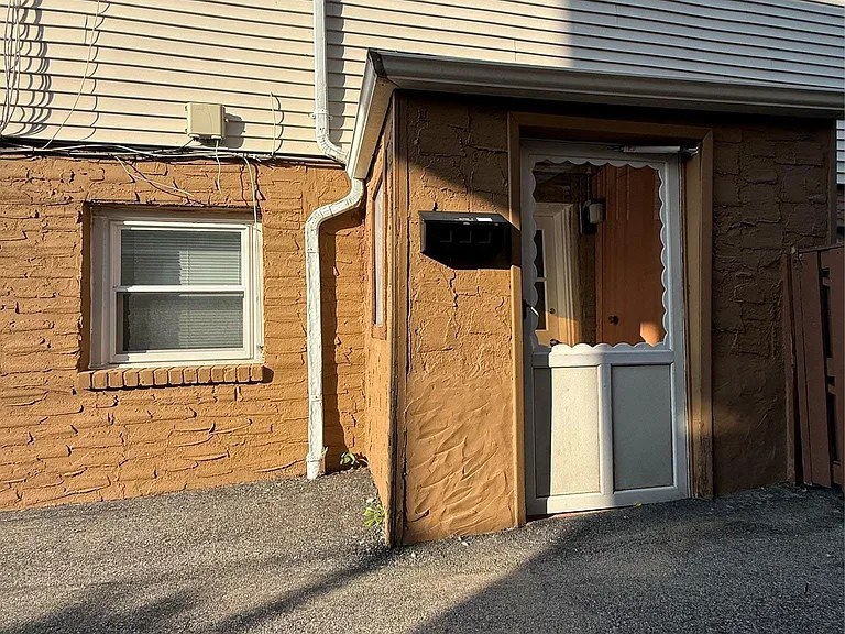 34 Troy Ln — Photo 1