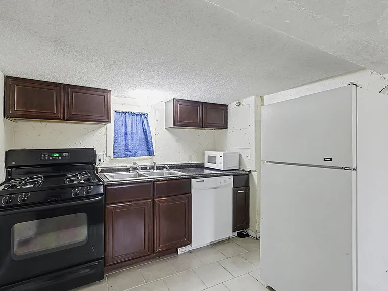 610 E Monument St — Photo 14