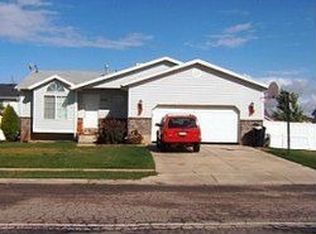 950 W Steed Dr, Clearfield, UT 84015