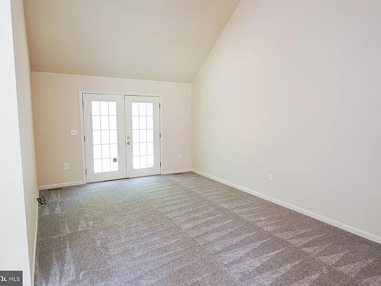 935 Queen Ave — Photo 8