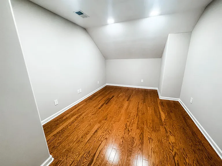 621 Covington Walk Ln S — Photo 16