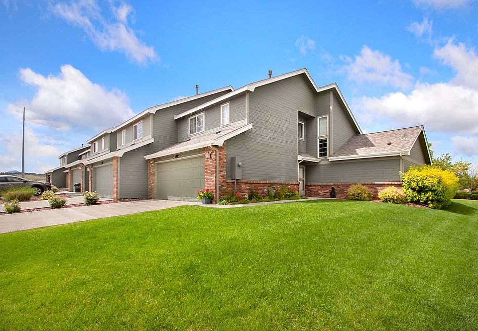 End unit, two story townhome with mountain views!