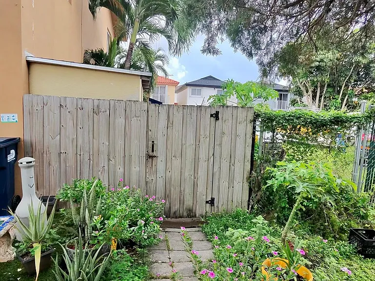 1110 SW 104th Ave — Photo 2