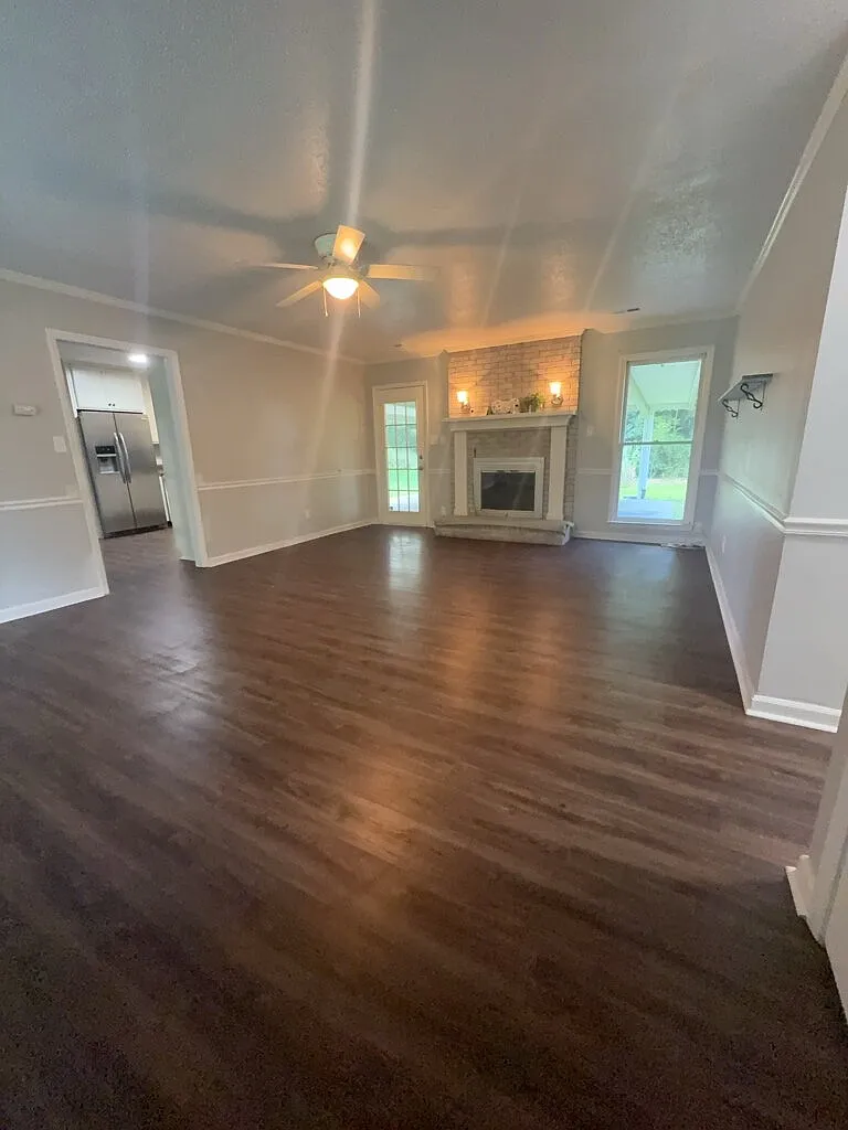 3 bed, 3.0 bath, 1867 sqft, $2,100 — Photo 2