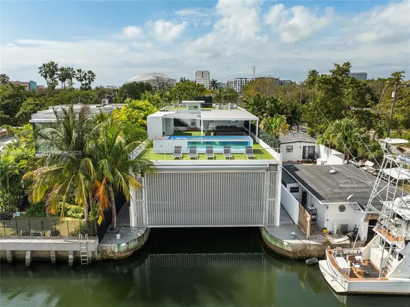 641 NW 7th Street Rd, Miami, FL 33136