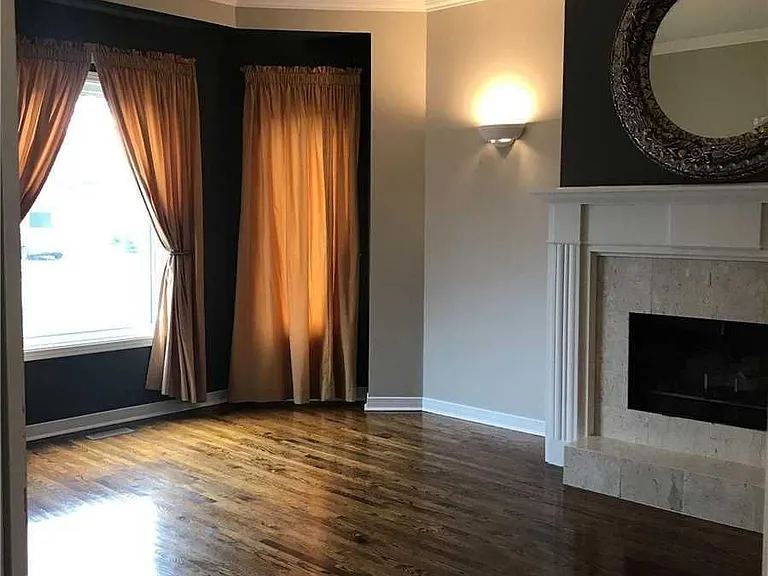2323 Towne Blvd — Photo 2