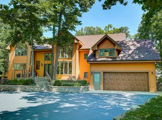 1096 N Pointview Rd, Oconomowoc, WI 53066