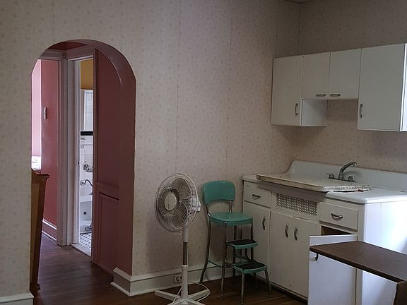 5th image of 13 E Wyncliffe Ave