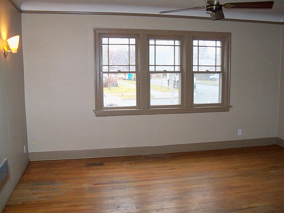 3rd image of 102-104 Alderson Ave